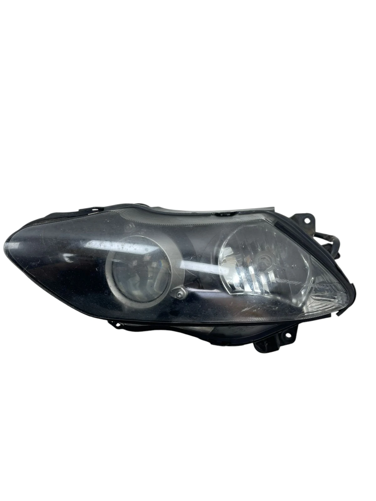 15348222008-whatsapp-image-2025-05-15-at-13-51-35-1-photoroom.webp Farol direito YZF R1 2007 - 2008 (C/ detalhe) - Imagem 1