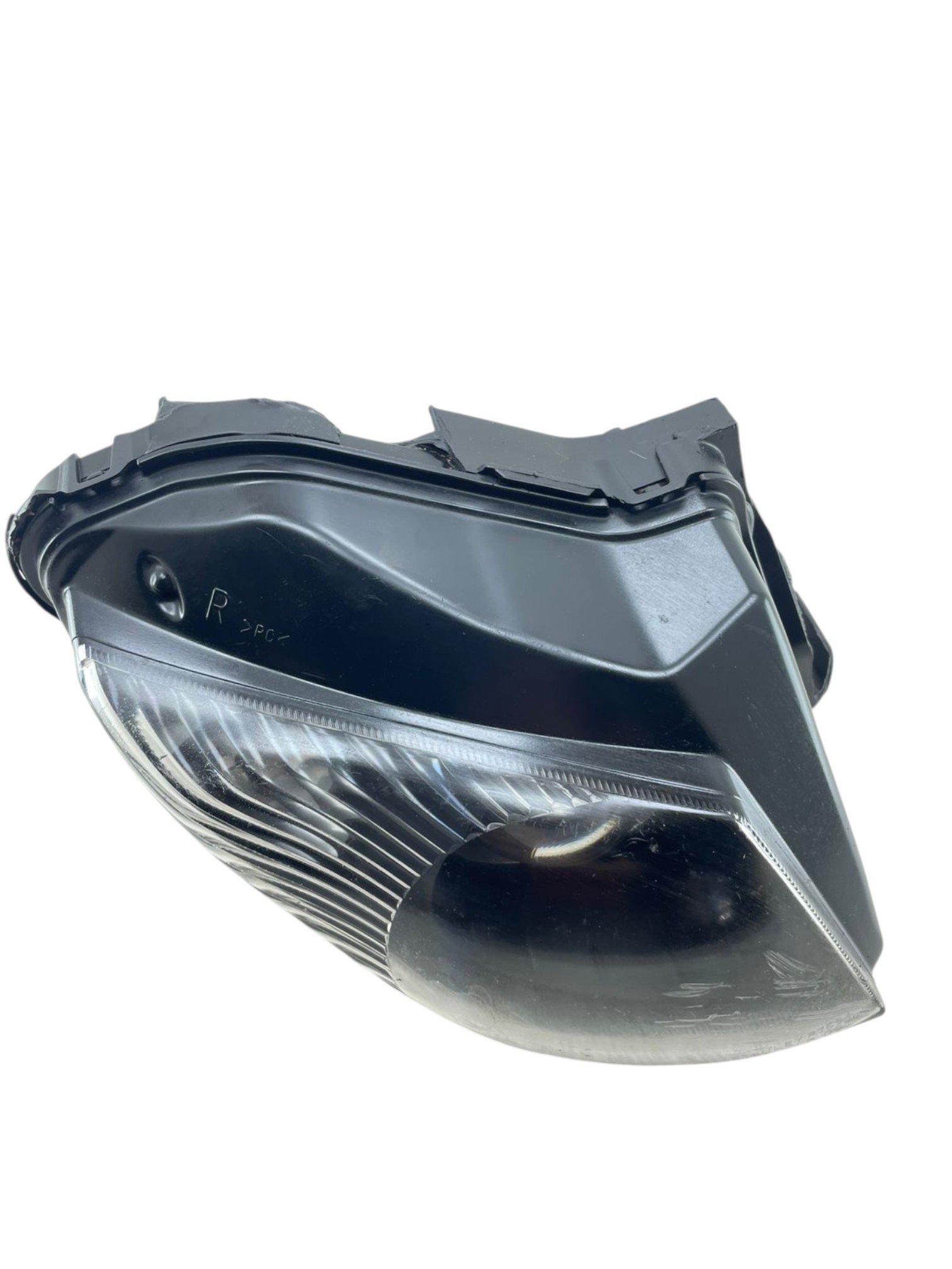 15394116616-whatsapp-image-2025-11-11-at-16-33-02-1-photoroom.jpg Farol direito ZX6 2009 - 2012 (C/Avaria) - Imagem 1