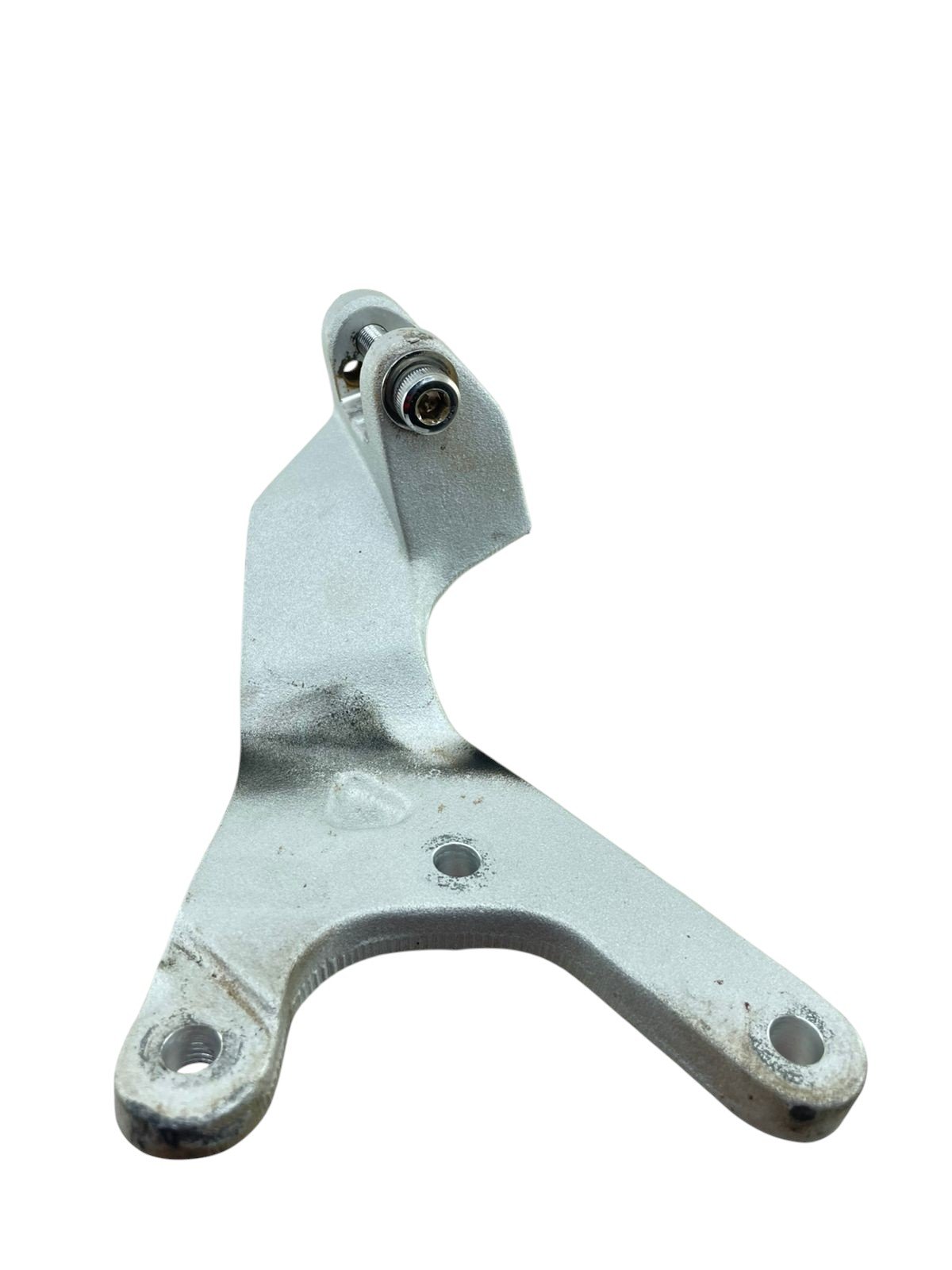 15399407139-whatsapp-image-2025-12-08-at-16-54-55-1.jpg Suporte pedaleira traseiro esquerdo GSXR SRAD 750 1994 - Imagem 1