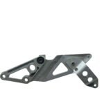 Suporte pedaleira dianteira esquerda GSXR SRAD 750 1994