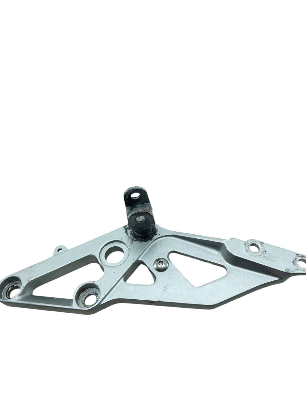 15399407809-whatsapp-image-2025-12-08-at-17-04-39-1.jpg Suporte pedaleira dianteiro direito GSXR SRAD 750 1994 - Imagem 1