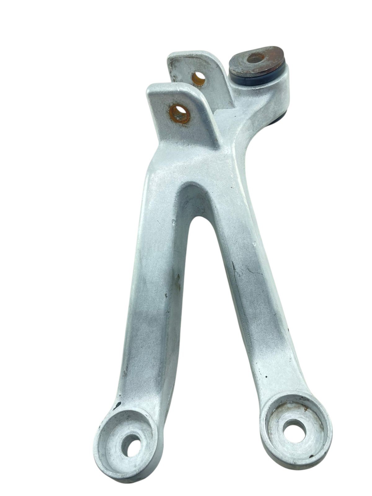15439448881-whatsapp-image-2026-02-05-at-17-14-51-1.jpg Suporte pedaleira traseiro direita CBR 900RR 1998 - 1999 - Imagem 1