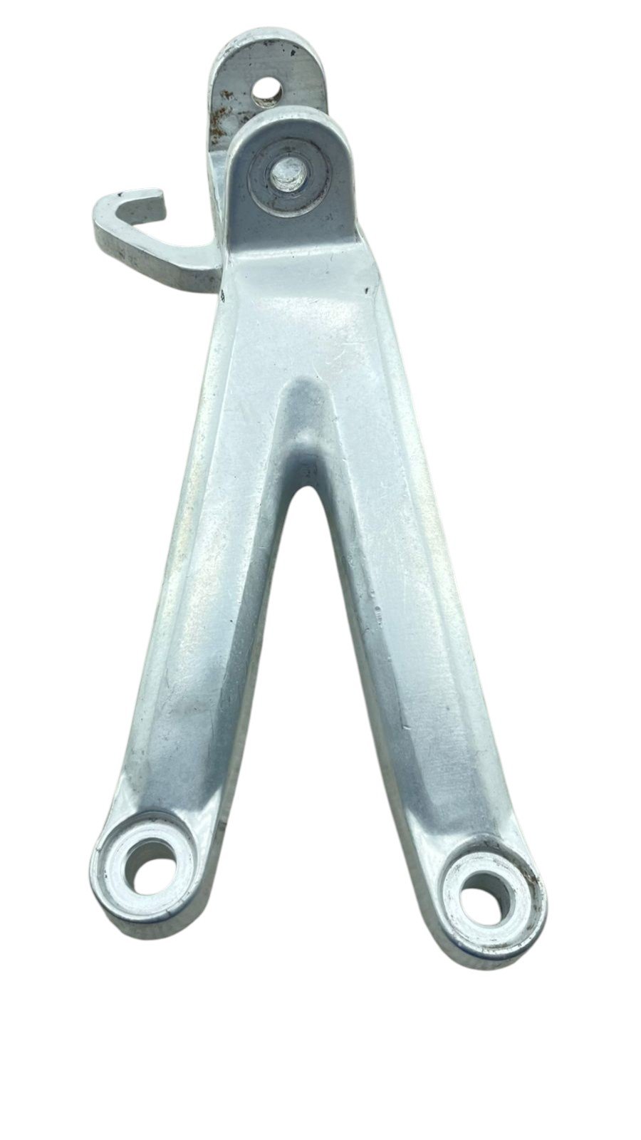 15449464279-whatsapp-image-2026-02-12-at-08-58-28-2-photoroom.jpg Suporte pedaleira traseira esquerda YZF R6 1998 - 2002 - Imagem 1