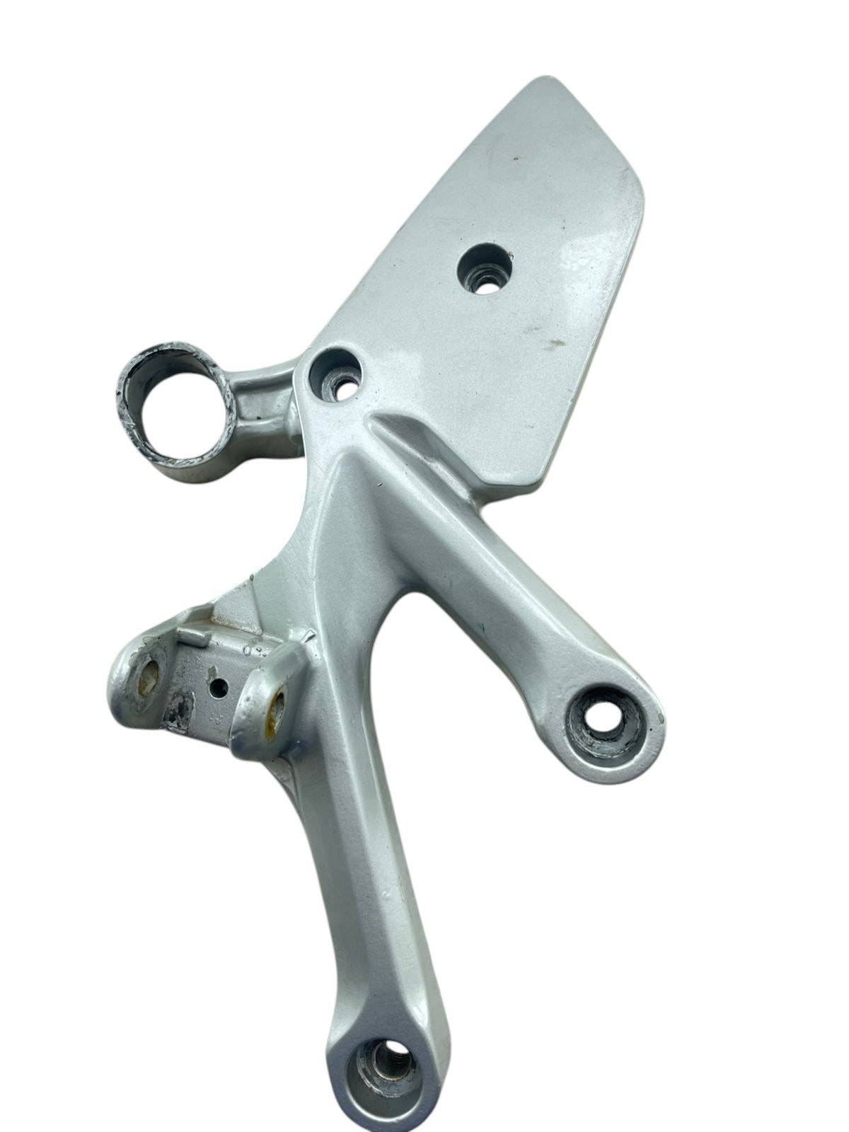 15513197373-whatsapp-image-2026-03-25-at-14-59-47.jpg Suporte pedaleira diant direito CB 1000R 2012 -2015 C/Avaria - Imagem 1