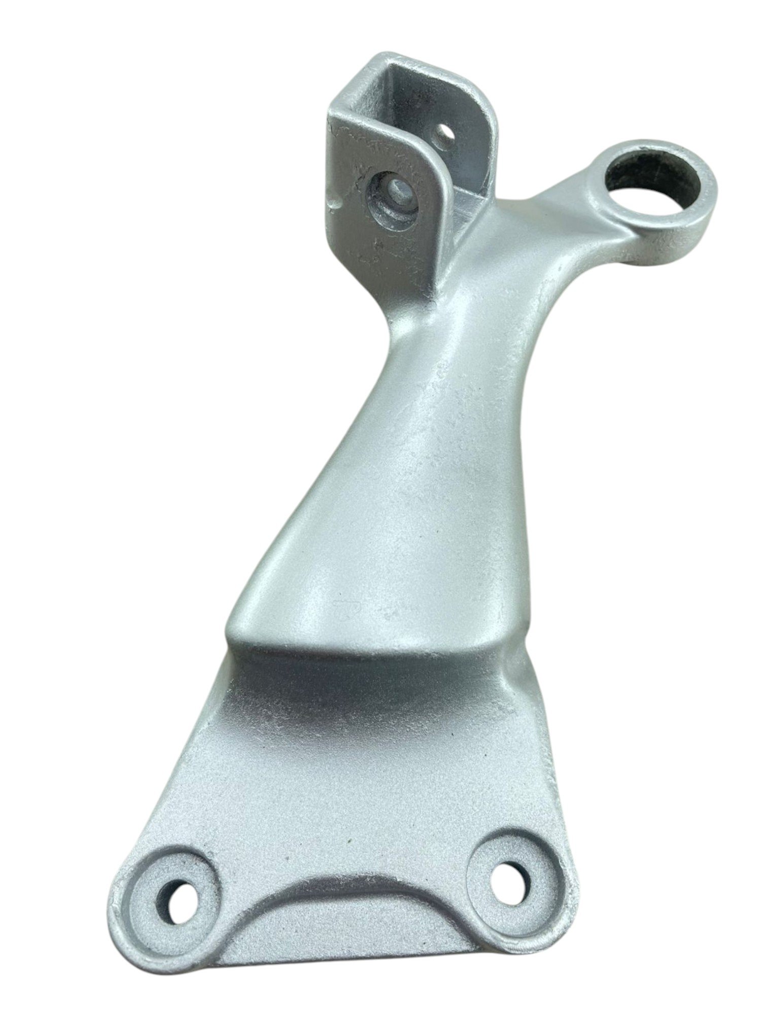 15533762087-whatsapp-image-2026-04-24-at-16-00-45-3.jpg Suporte pedaleira traseiro direito Hayabusa 1300 1999 - 2008 - Imagem 1