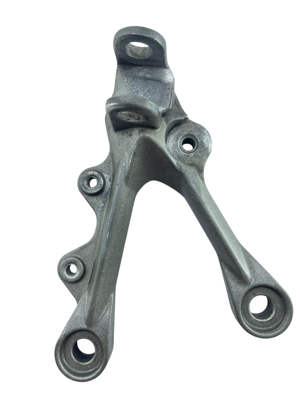 15539196158-whatsapp-image-2026-05-12-at-11-13-12-2.jpg Suporte pedaleira dianteiro esquerdo ZX6 2005 - 2006 - Imagem 1