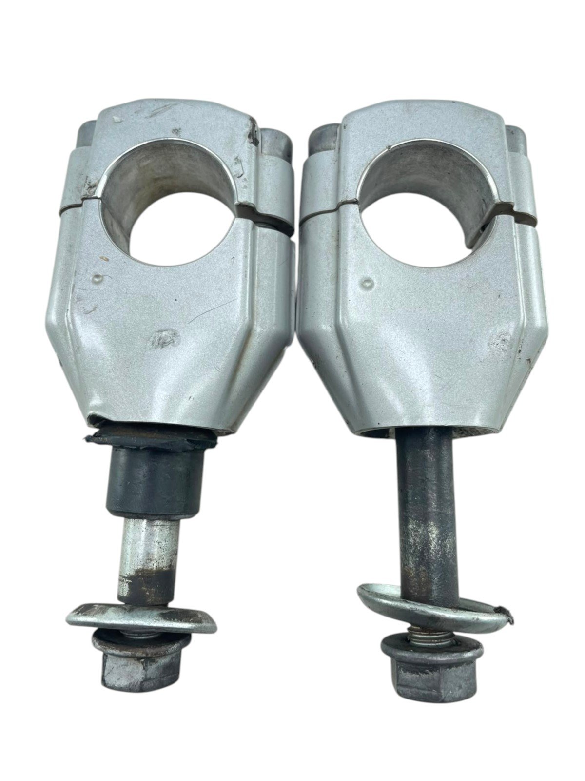 15568827349-whatsapp-image-2026-07-02-at-15-30-28-2-1.jpg Suporte guidão BMW F 800 GS 2013 - 2018 - Imagem 1