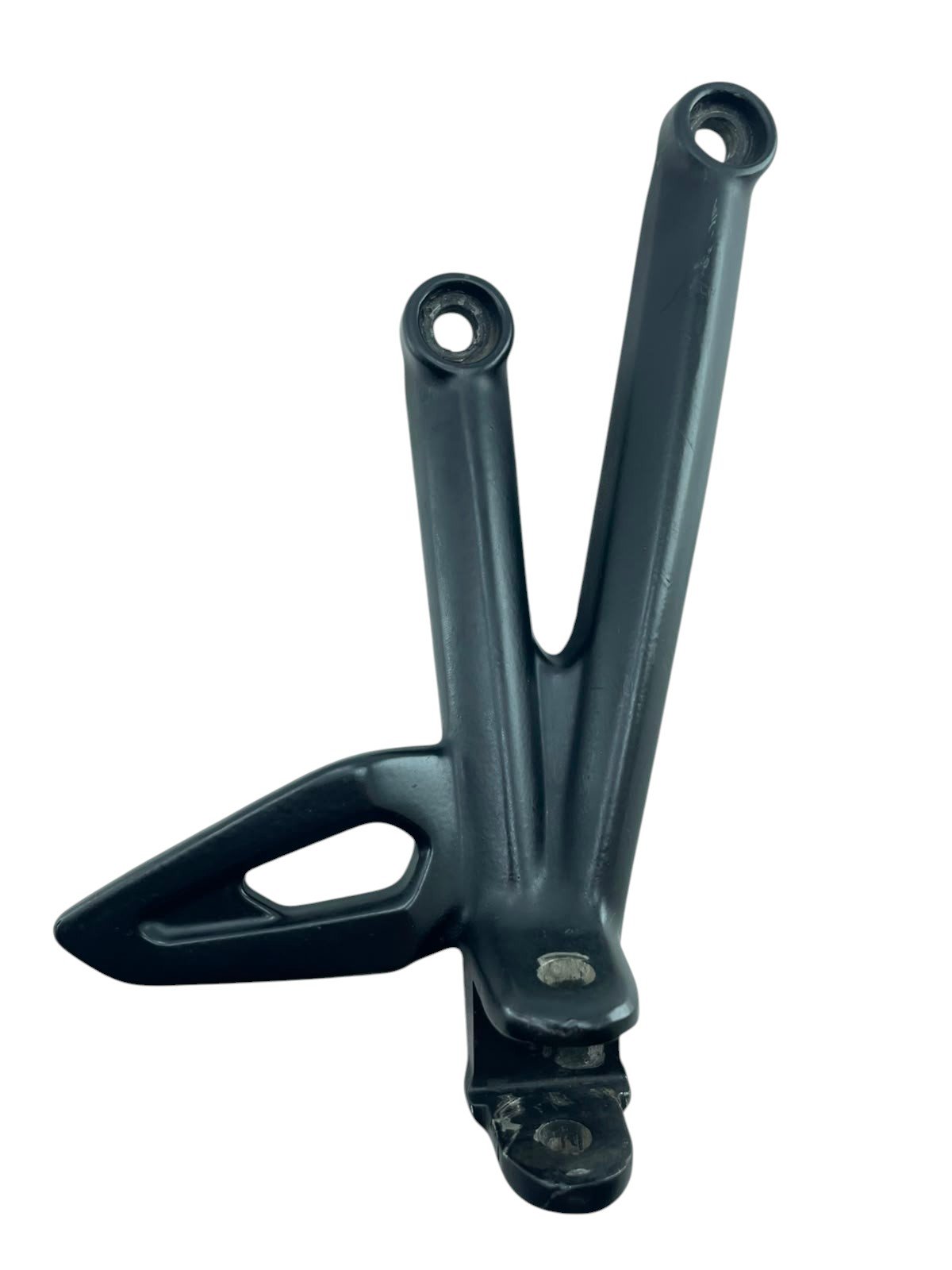 15575337201-whatsapp-image-2026-07-13-at-16-29-57.jpg Suporte pedaleira traseiro direito Daytona 675 2009 - 2012 - Imagem 1