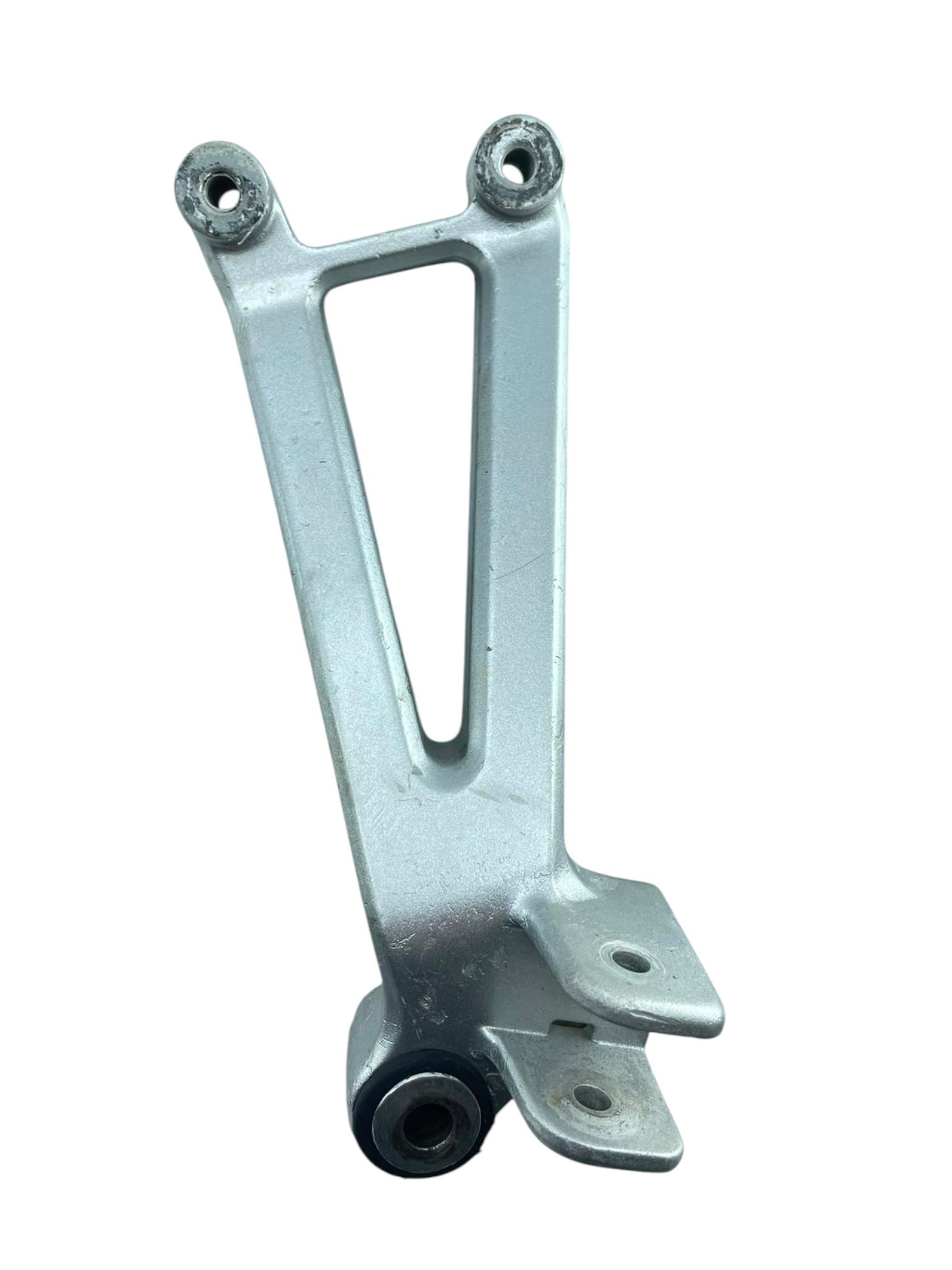 15577622385-whatsapp-image-2026-07-16-at-15-23-30-2.jpg Suporte pedaleira traseira direita CBR 600F 1995 - 1998 - Imagem 1