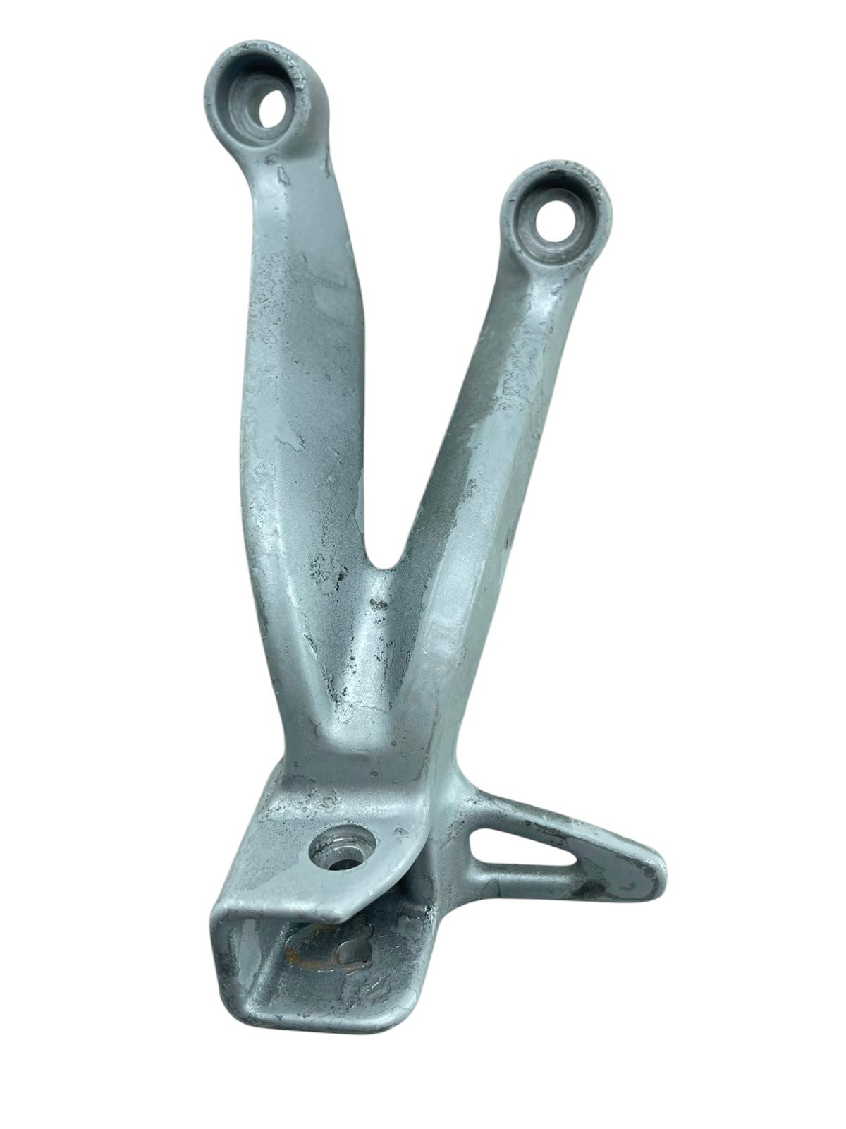 15584186680-whatsapp-image-2026-07-27-at-10-37-29-2-2.jpg Suporte pedaleira treseiro esquerdo GSXR SRAD 1000 2001-2002 - Imagem 1