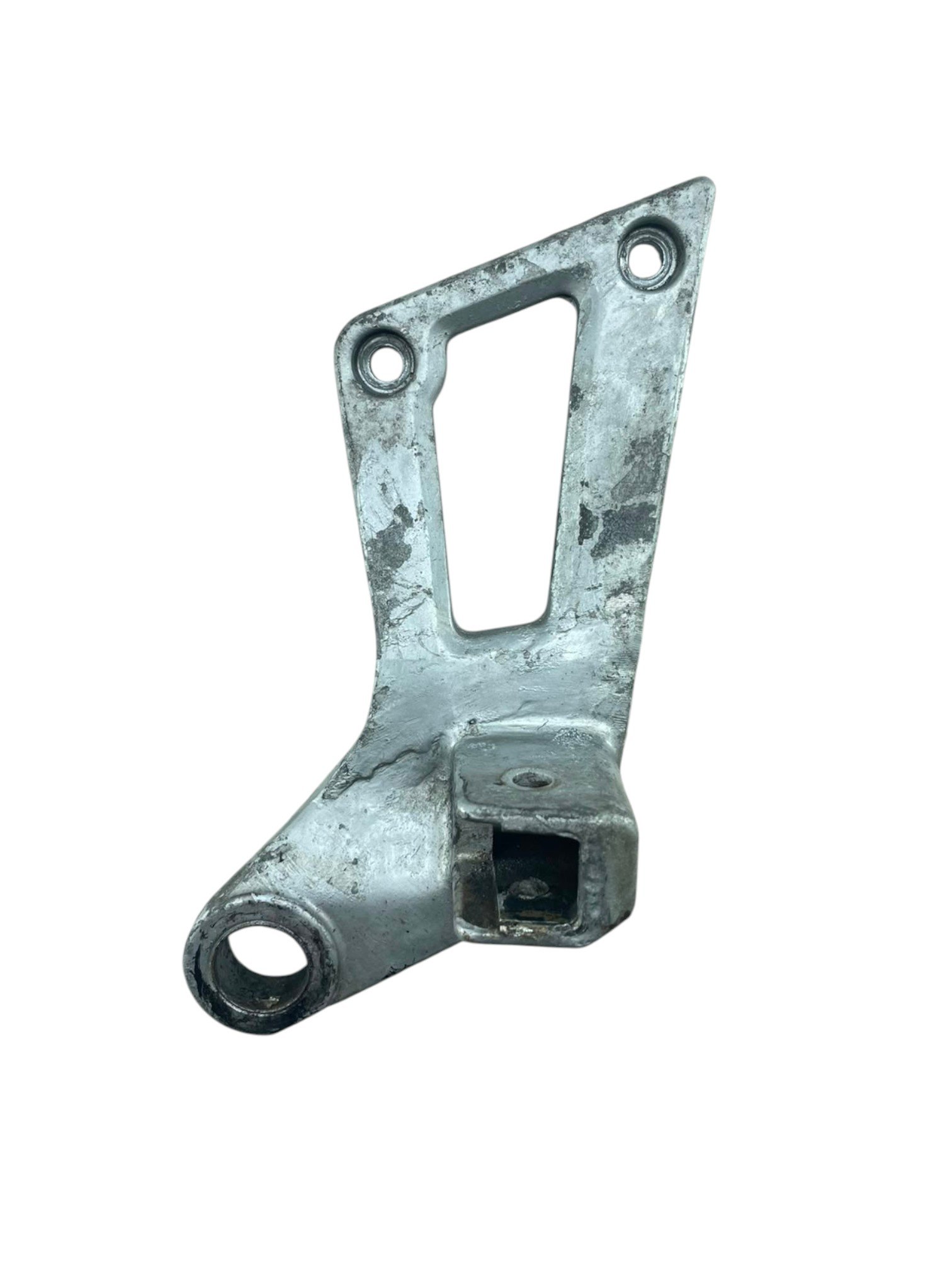 15590487767-whatsapp-image-2026-08-04-at-10-13-00-2.jpg Suporte pedaleira traseir direi GSXR 1100 1991-1993 C/avaria - Imagem 1